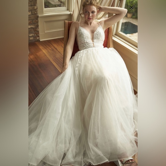 Vow’d Acappella Wedding Dress - Picture 2 of 5